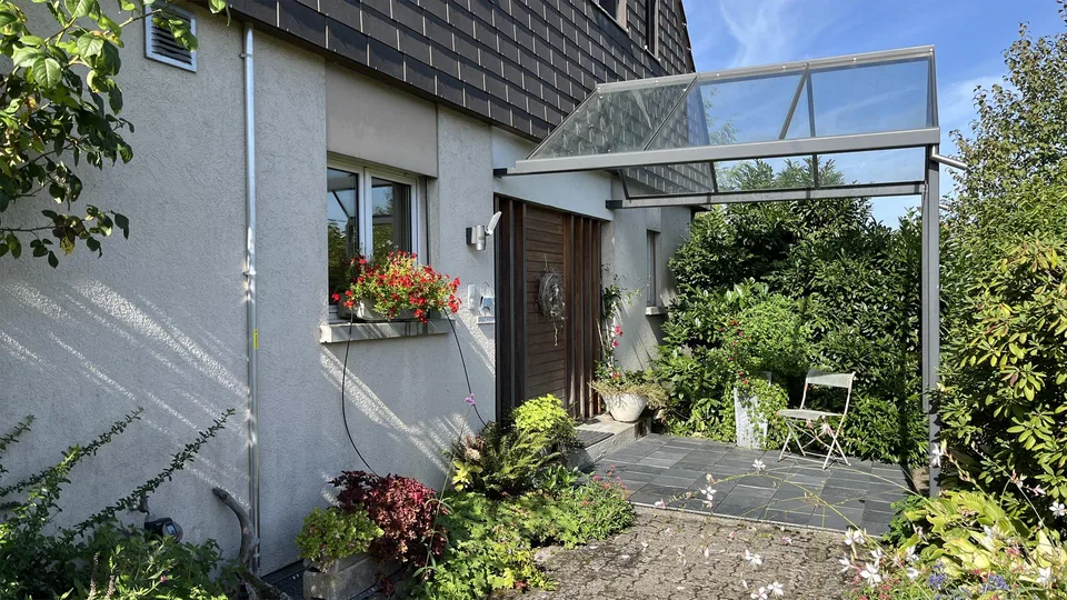 6.5-Zimmer Einfamilienhaus, nahezu autark, mit grossem Grundstück – photo 4 sur 27