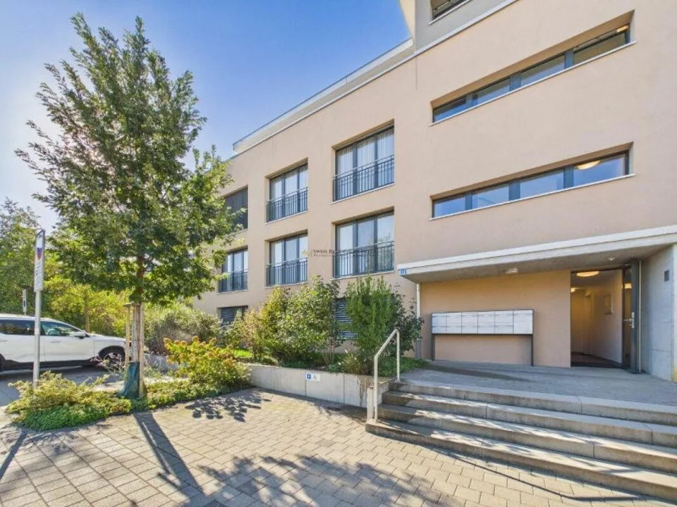 Appartement de 4,5 pièces inondé de lumière avec balcon ensoleillé spacieux – photo 2 sur 17
