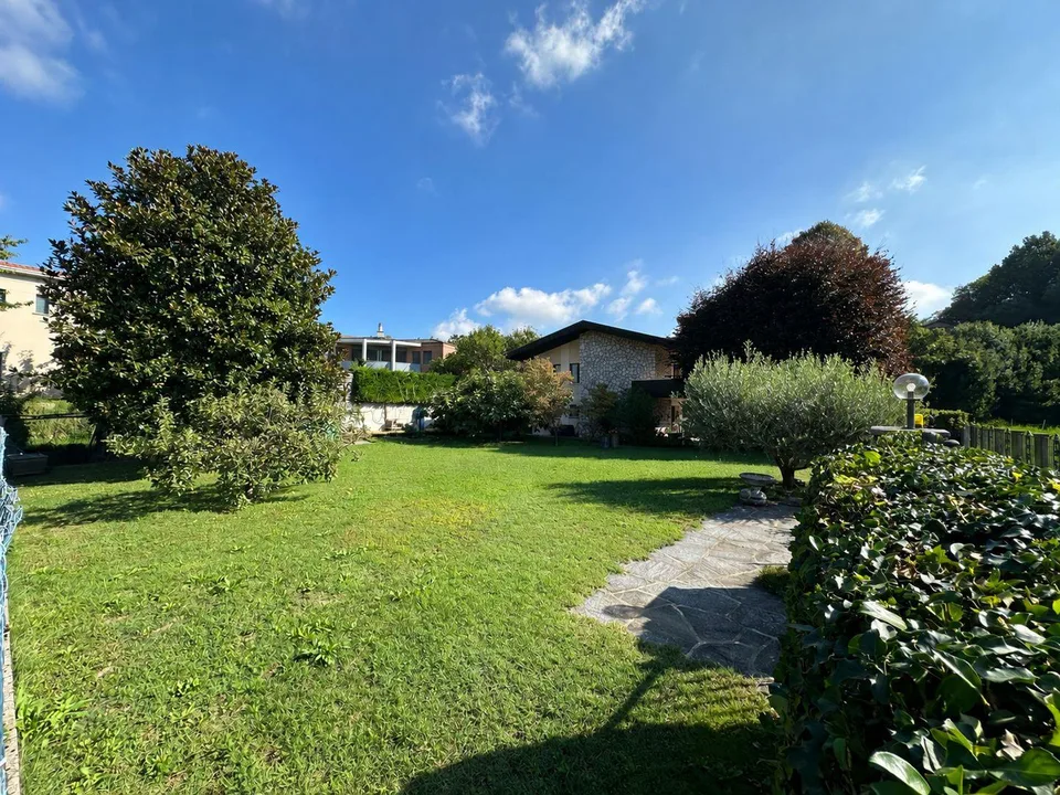 Einladendes und charakteristisches Einfamilienhaus mit großem, ebenem und gut gepflegtem Garten – Foto 3 von 22