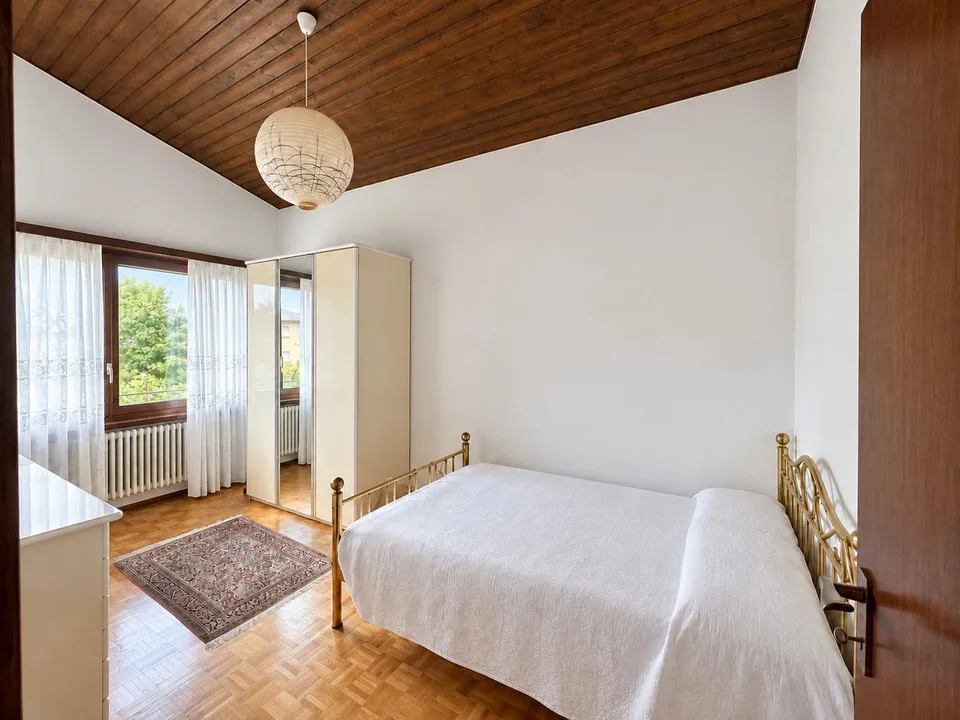 Einladendes und charakteristisches Einfamilienhaus mit großem, ebenem und gut gepflegtem Garten – Foto 13 von 22
