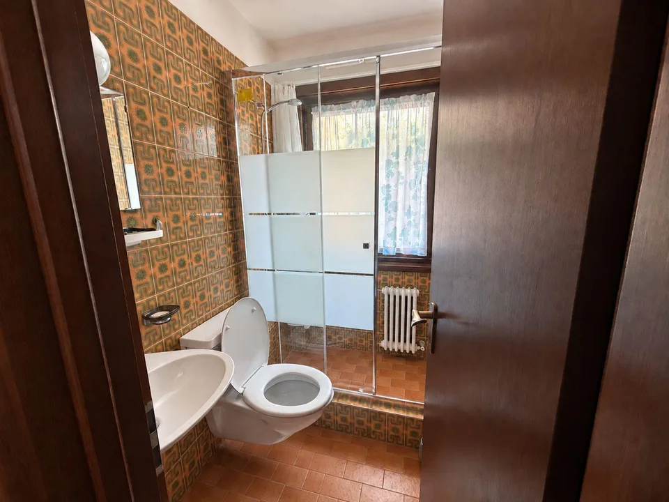 Einladendes und charakteristisches Einfamilienhaus mit großem, ebenem und gut gepflegtem Garten – Foto 16 von 22