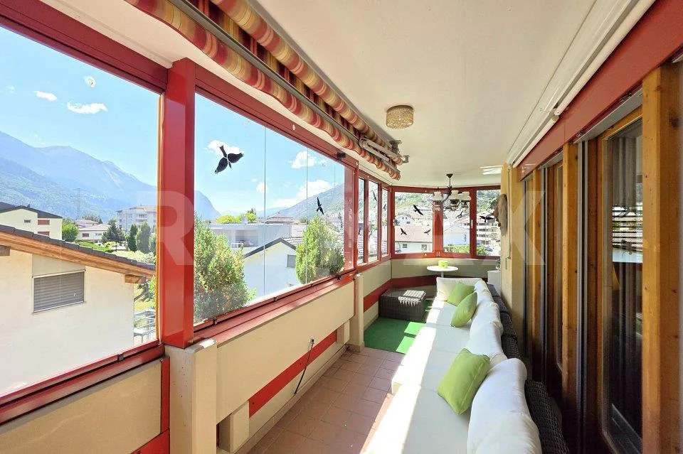 Appartement duplex de 5,5 pièces avec ascenseur, garage et deux balcons à Steg – photo 6 sur 13