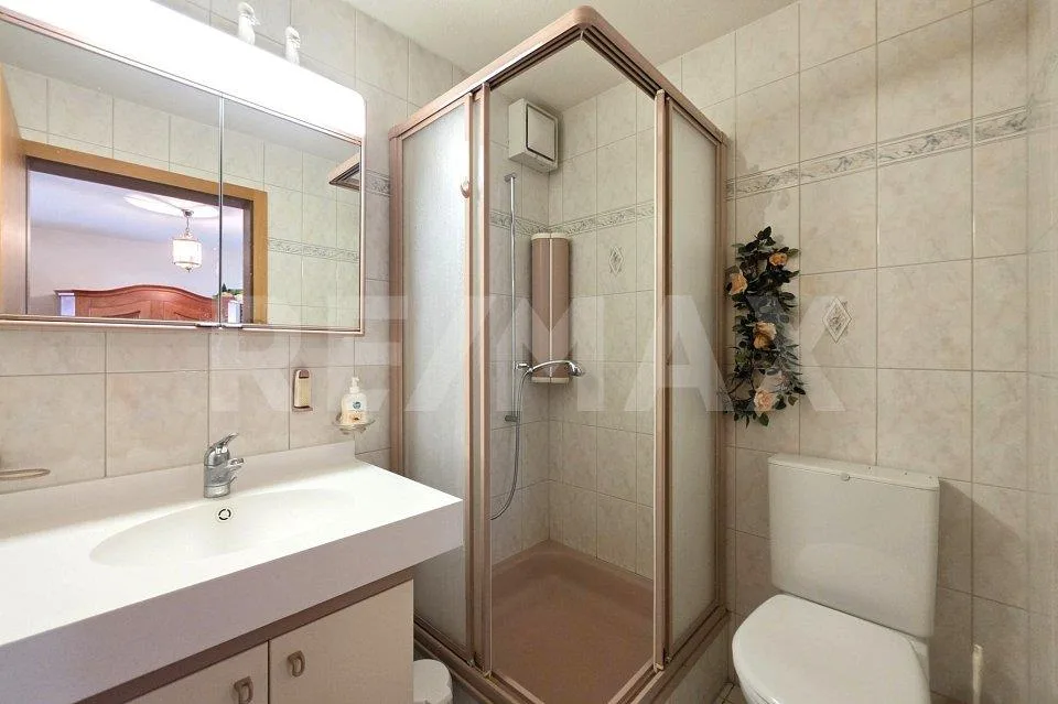 Appartement duplex de 5,5 pièces avec ascenseur, garage et deux balcons à Steg – photo 8 sur 13