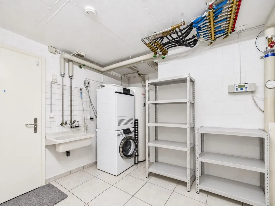Grosszügiges 5.5-Zimmer-Reihenhaus mit privatem, beheiztem Pool – Foto 16 von 17