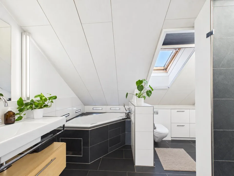Grosszügiges 5.5-Zimmer-Reihenhaus mit privatem, beheiztem Pool – Foto 12 von 17