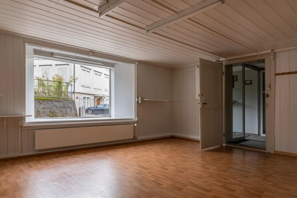 Attraktiver Gewerberaum mit Schaufenster an zentraler Lage – Foto 2 von 5