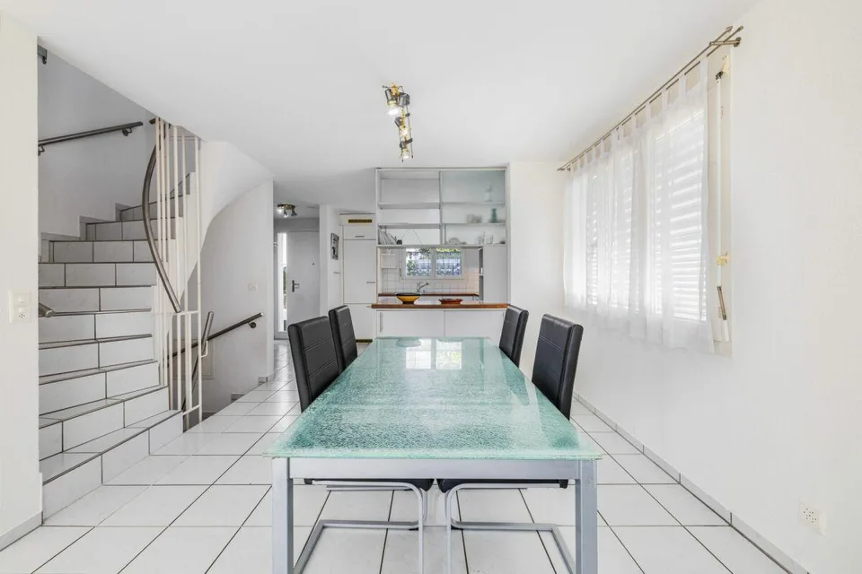 Maison de rang de 5,5 pièces avec espace de séjour, jardin et balcon supplémentaire – photo 3 sur 13