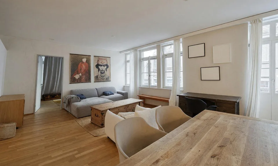 sanierte und grosse 2-Zimmer Stadtwohnung mit zwei kleinen Balkonen – Foto 2 von 10