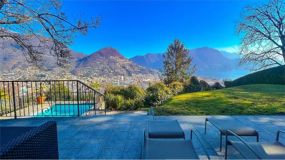 Elegante villa con piscina e romantica vista lago – foto 3 di 13