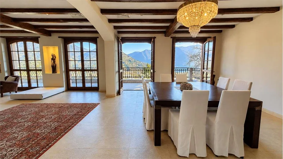Elegante villa con piscina e romantica vista lago – foto 8 di 13