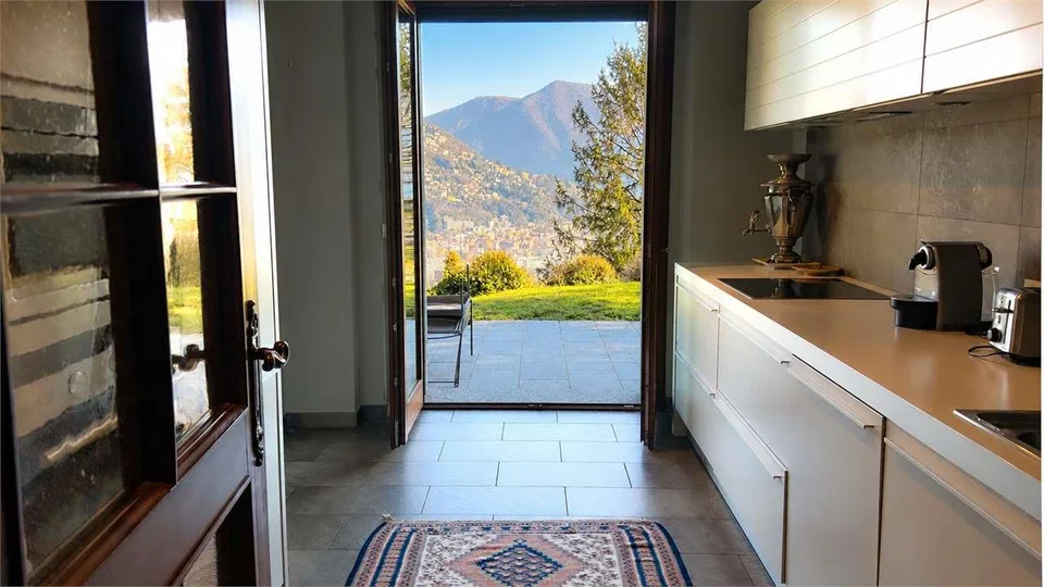 Elegante villa con piscina e romantica vista lago – foto 13 di 13