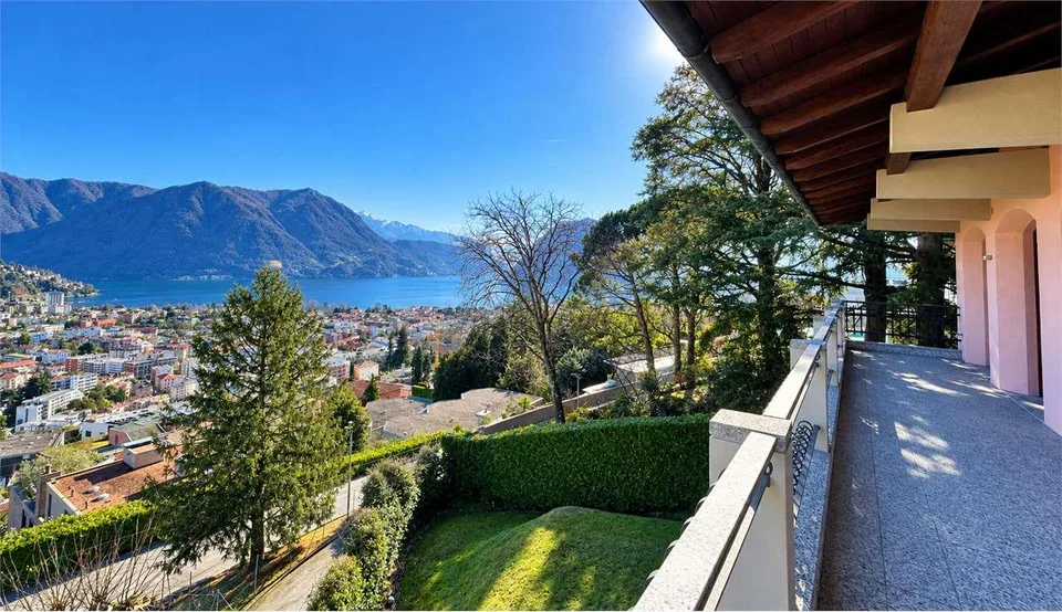 Elegante villa con piscina e romantica vista lago – foto 2 di 13