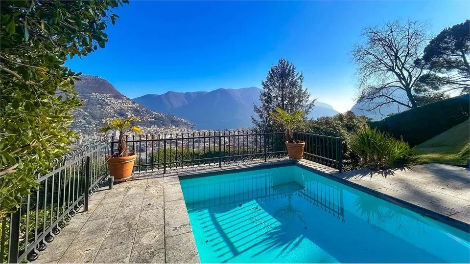 Elegante villa con piscina e romantica vista lago – foto 4 di 13