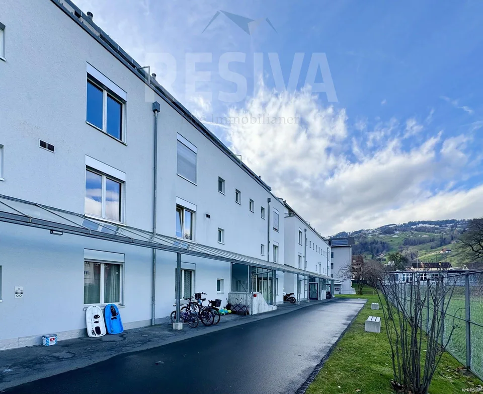 Aussenparkplatz unmittelbar neben dem Schulhaus Grabs – Foto 2 von 3