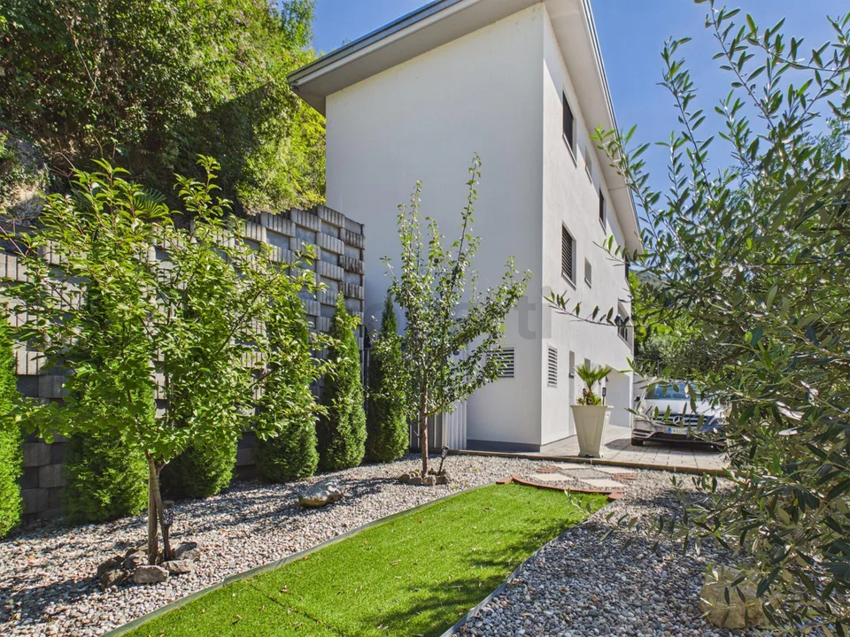 Villa contemporanea con ampi spazi, giardino e doppio garage – foto 12 di 28