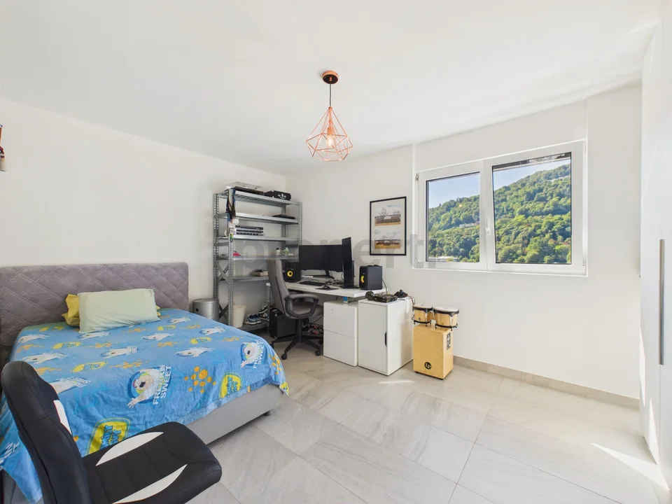Villa contemporanea con ampi spazi, giardino e doppio garage – foto 7 di 28