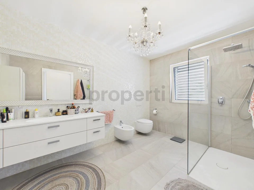 Villa contemporanea con ampi spazi, giardino e doppio garage – foto 10 di 28