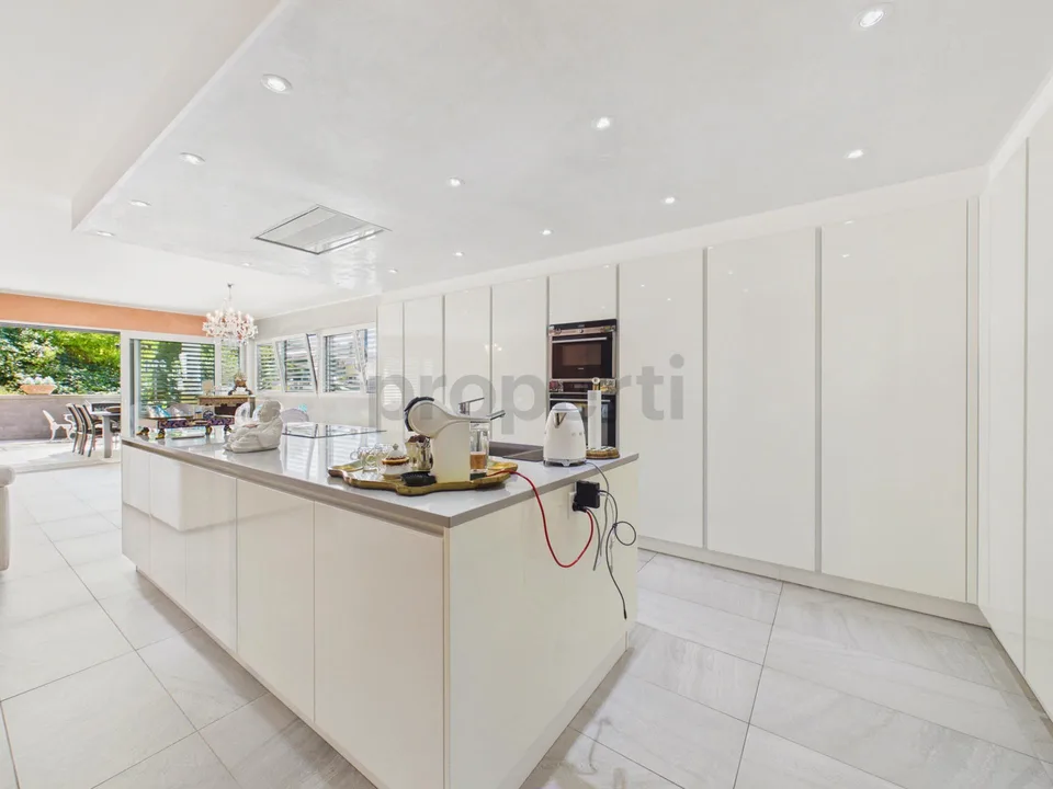 Villa contemporanea con ampi spazi, giardino e doppio garage – foto 4 di 28