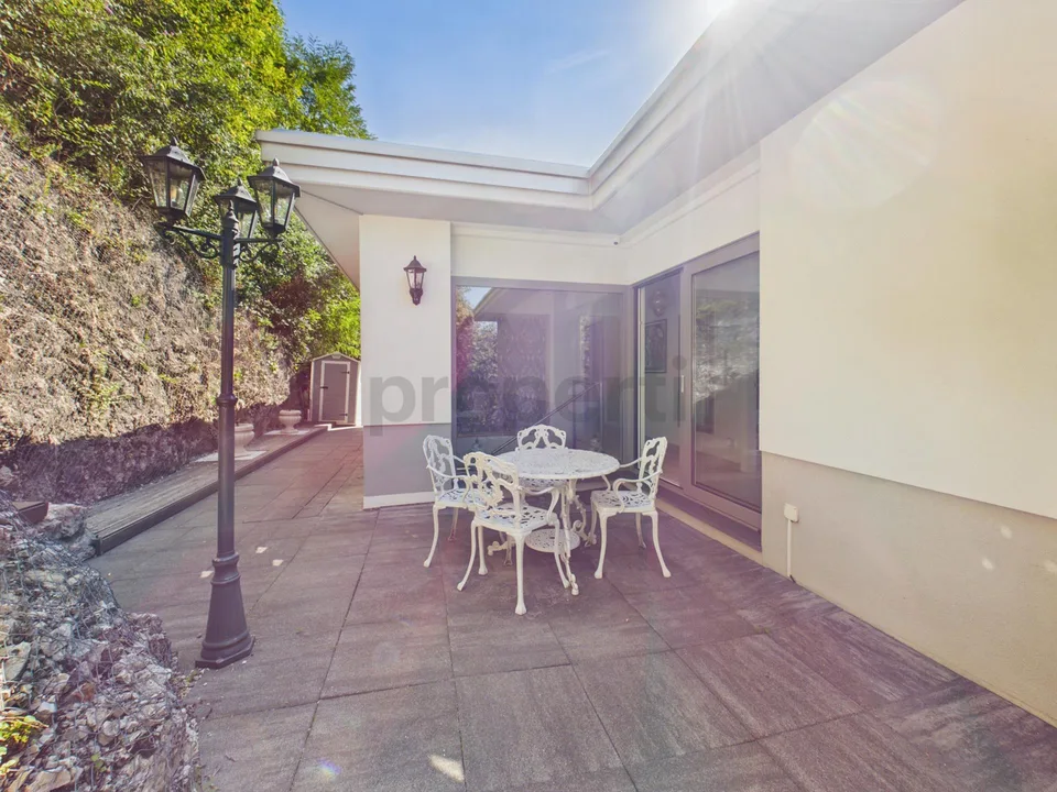Villa contemporanea con ampi spazi, giardino e doppio garage – foto 13 di 28