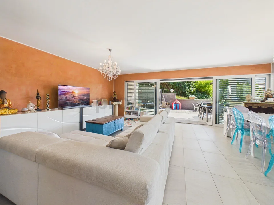 Villa contemporanea con ampi spazi, giardino e doppio garage – foto 2 di 28