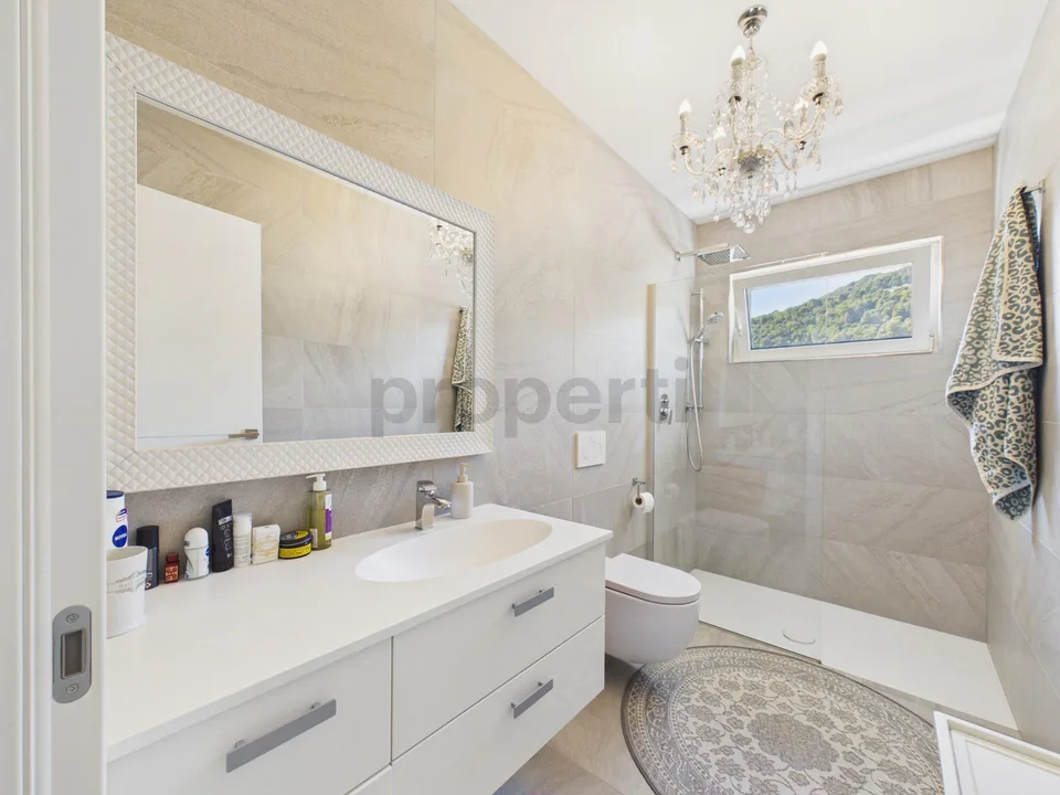 Villa contemporanea con ampi spazi, giardino e doppio garage – foto 11 di 28