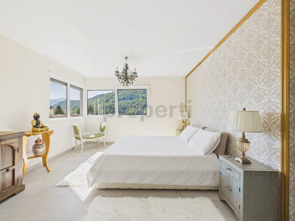 Villa contemporanea con ampi spazi, giardino e doppio garage – foto 6 di 28