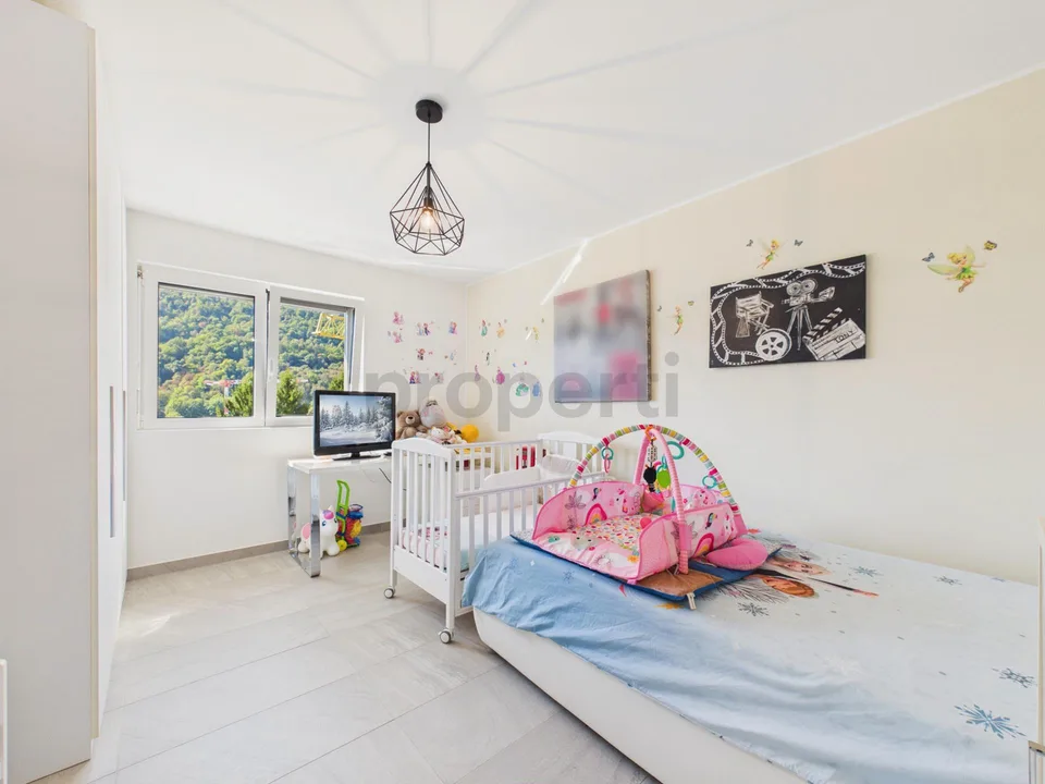 Villa contemporanea con ampi spazi, giardino e doppio garage – foto 8 di 28