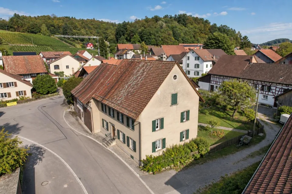 Historisches Wohnhaus mit Scheune und Entwicklungspotenzial – photo 2 sur 9