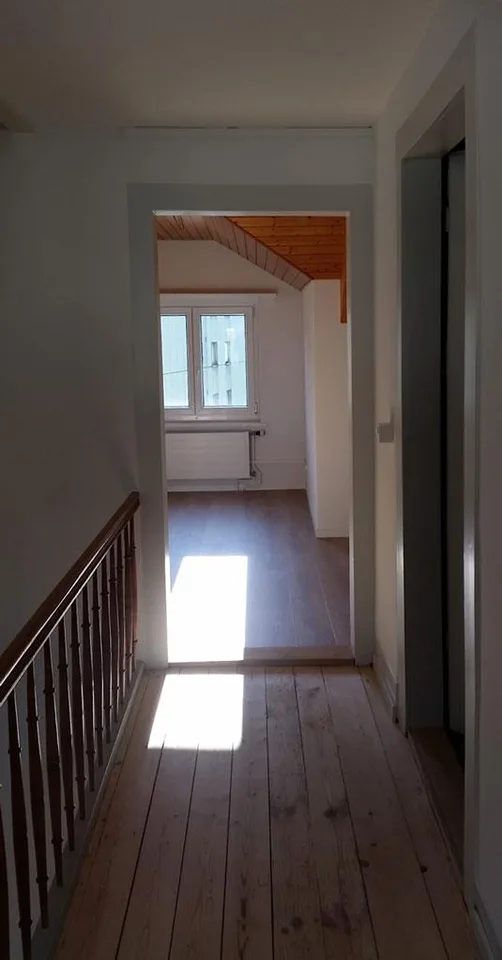 Charmantes Doppeleinfamilienhaus mit Garten – Foto 4 von 8