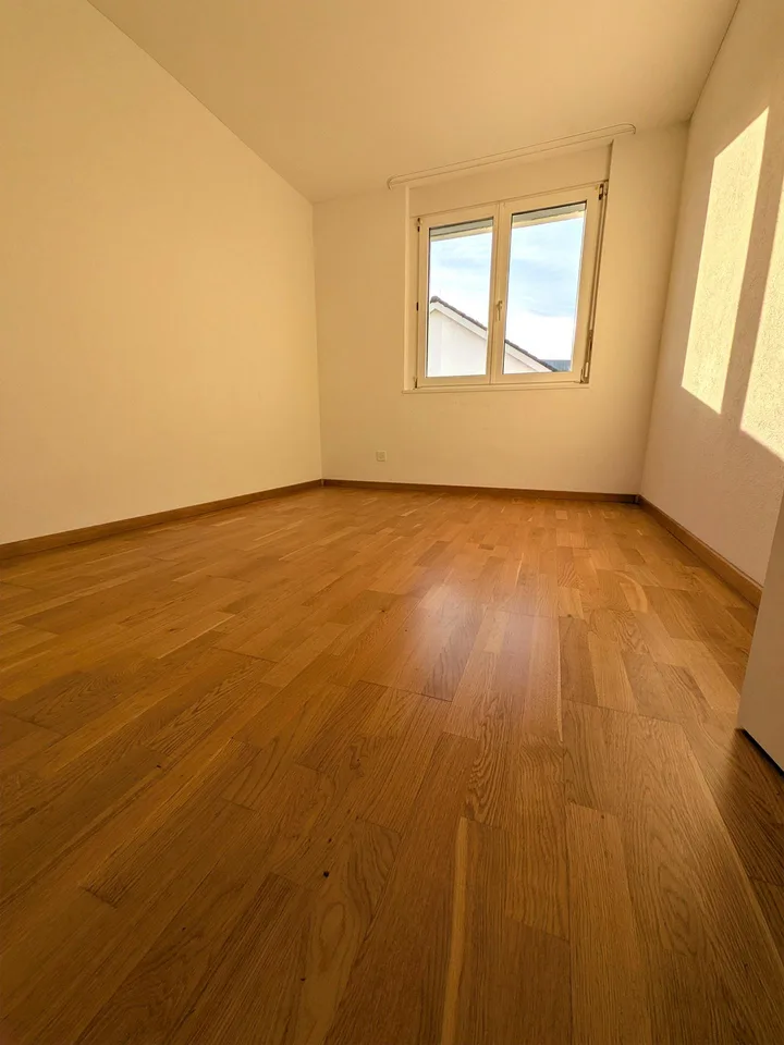 Wunderbare 4.5 Familienwohnung mit Cheminée & Seenähe – Foto 5 von 13