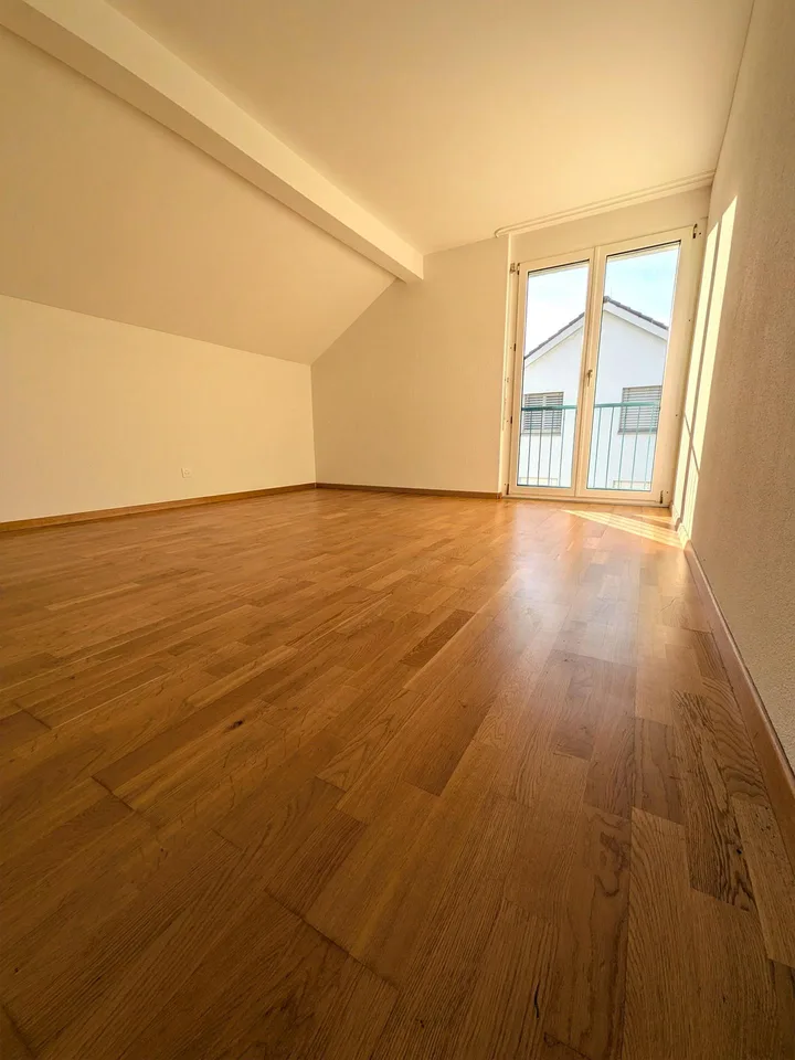 Wunderbare 4.5 Familienwohnung mit Cheminée & Seenähe – Foto 4 von 13