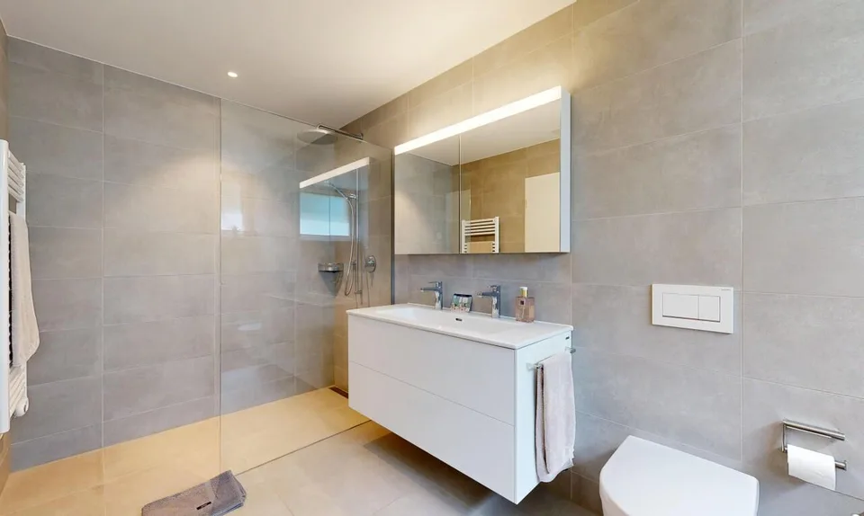 Exklusive Terrassenwohnung mit 104 m² Terrasse und Alpenblick – Foto 9 von 11