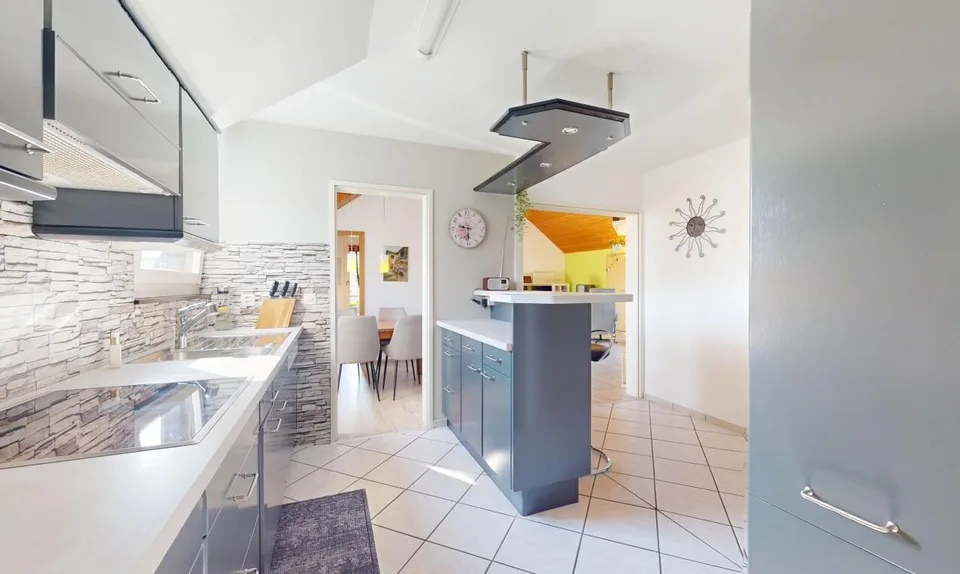 Grosszügige 4.5 Zimmer Dachwohnung mit sonnigem Balkon – Foto 9 von 13
