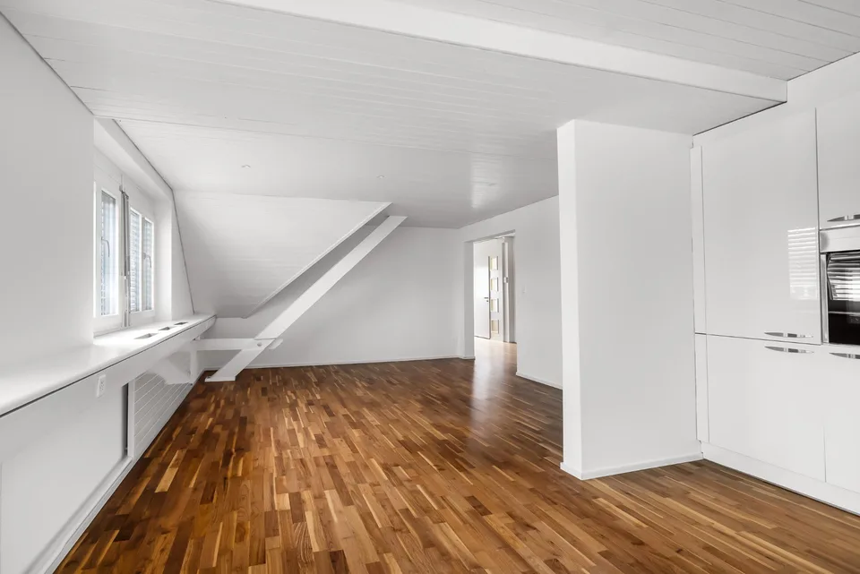 Charmante Dachwohnung mit viel Platz und modernem Komfort – Foto 4 von 5