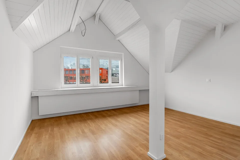 Charmante Dachwohnung mit viel Platz und modernem Komfort – Foto 3 von 5