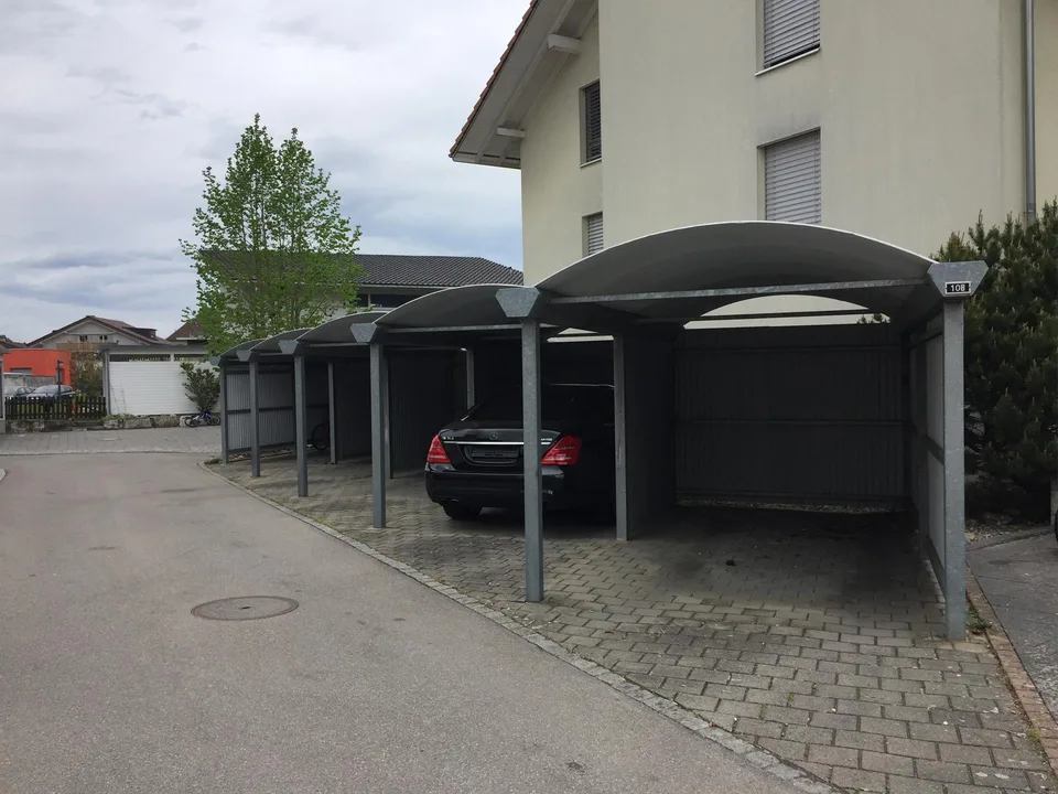 gedeckter Parkplatz – Foto 2 von 2