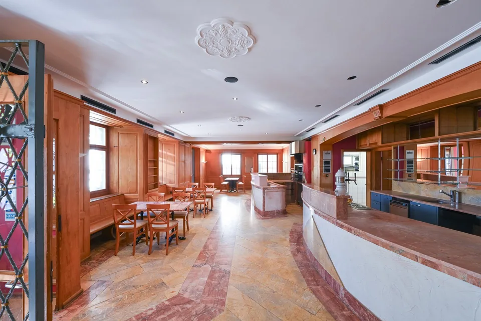 Restaurant mit Wohnungen und Zimmer sowie Scheune – photo 3 sur 29