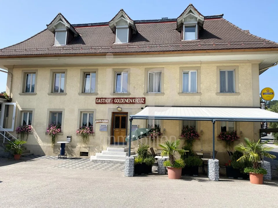 Mitten im Dorfzentrum von Plaffeien das Restaurant zum goldenen Kreuz – photo 2 sur 9