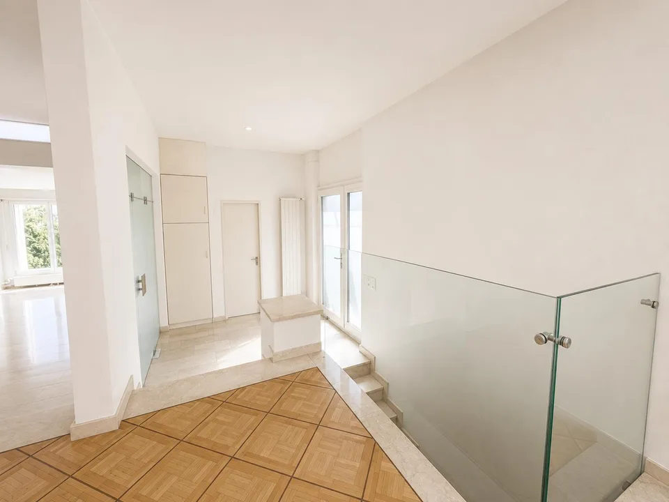 Wohnen wie im Einfamilienhaus – exklusive 5.5-Zimmerwohnung mit Garten – foto 2 di 15