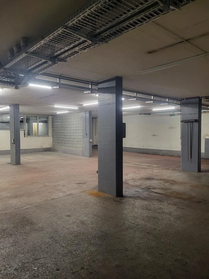 Grosszügiger Gewerberaum mit Büro & Tiefgaragenparkplätzen – Foto 2 von 5