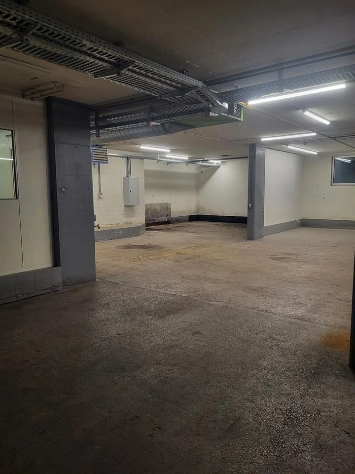Grosszügiger Gewerberaum mit Büro & Tiefgaragenparkplätzen – Foto 3 von 5