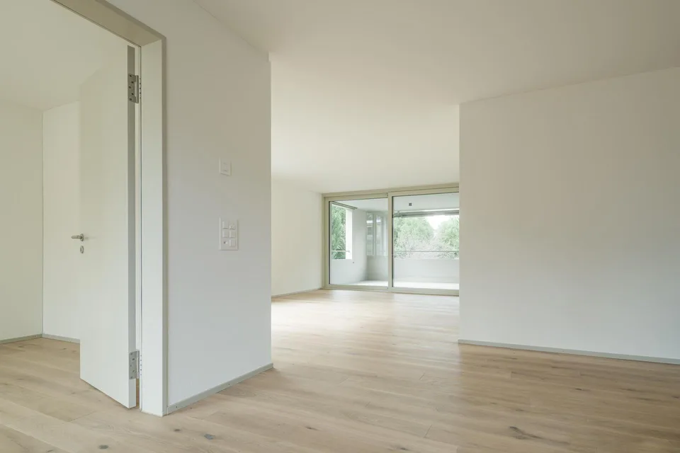 Neubauwohnung mit grosszügigem Grundriss und gedeckter Terrasse – Foto 2 von 7