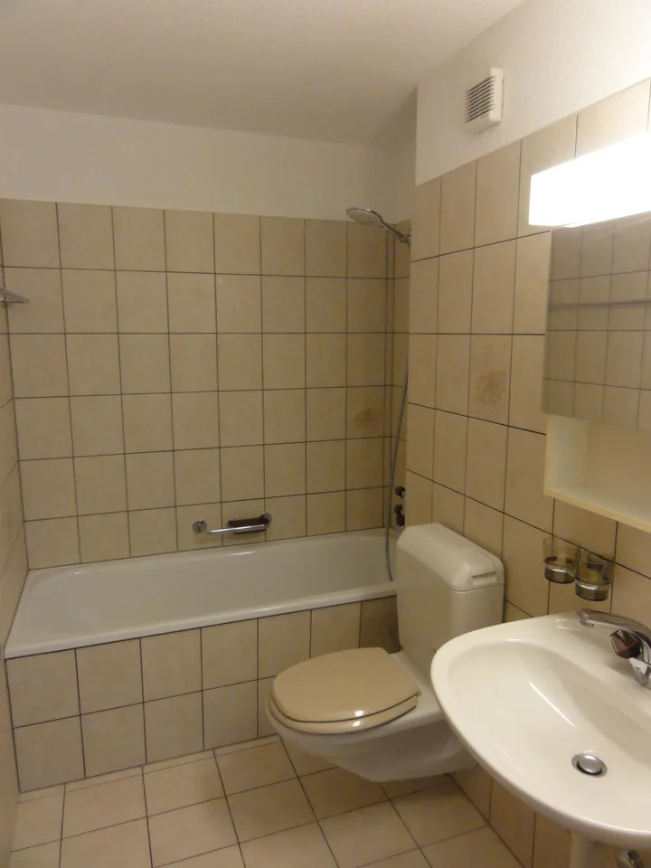 geräumige, helle 2 1/2 Zimmer-Wohnung – Foto 6 von 9