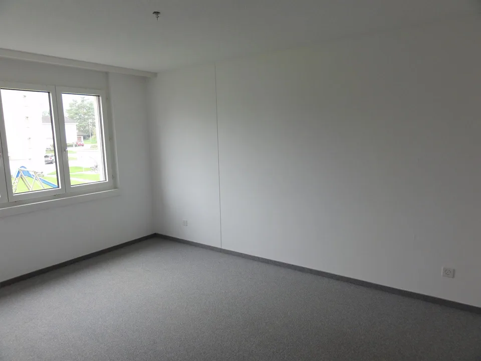 geräumige, helle 2 1/2 Zimmer-Wohnung – Foto 3 von 9