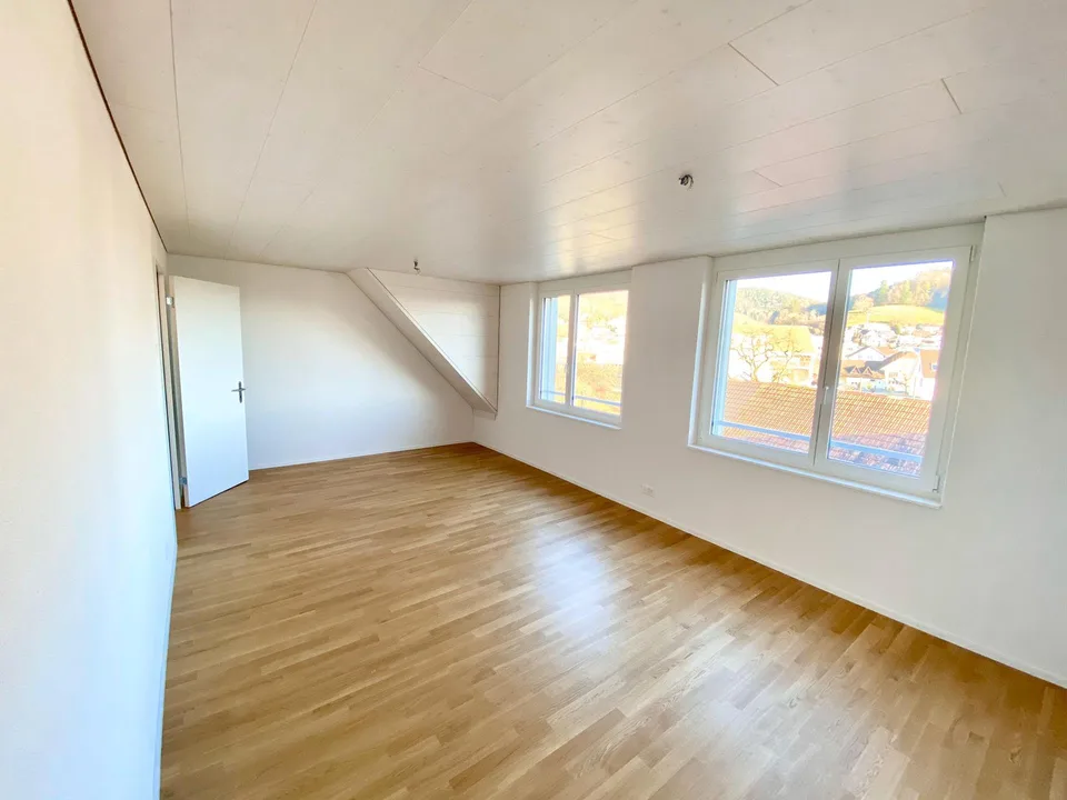 Grosszügige 2.5-Zimmer-Dachwohnung mit Balkon in Nebikon – Foto 5 von 7