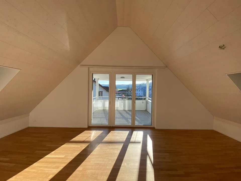 Grosszügige 2.5-Zimmer-Dachwohnung mit Balkon in Nebikon – Foto 3 von 7