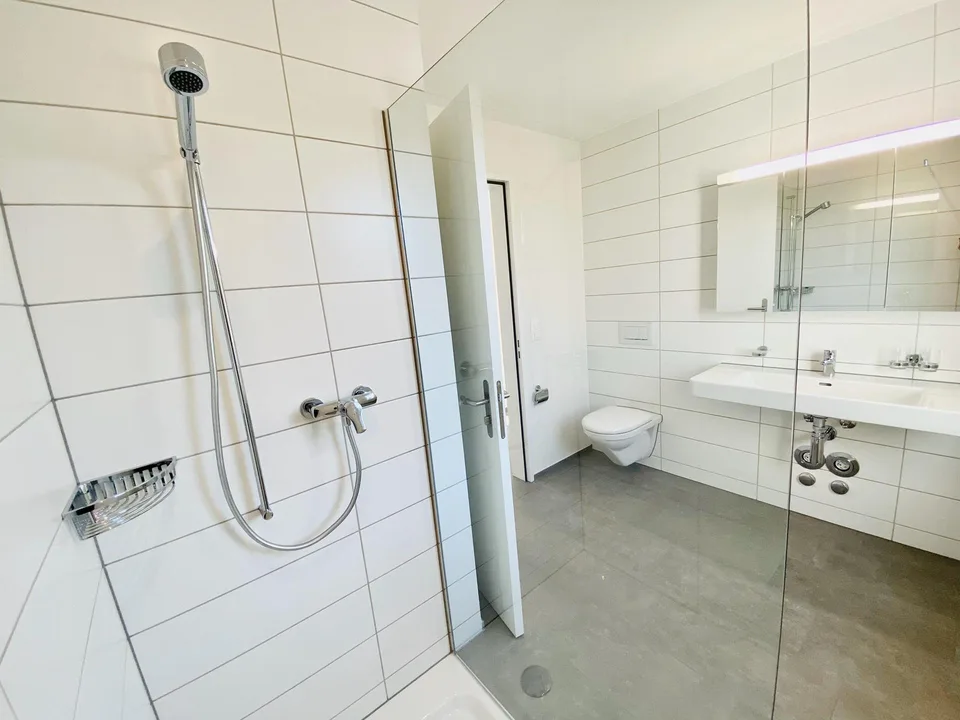 Grosszügige 2.5-Zimmer-Dachwohnung mit Balkon in Nebikon – Foto 4 von 7