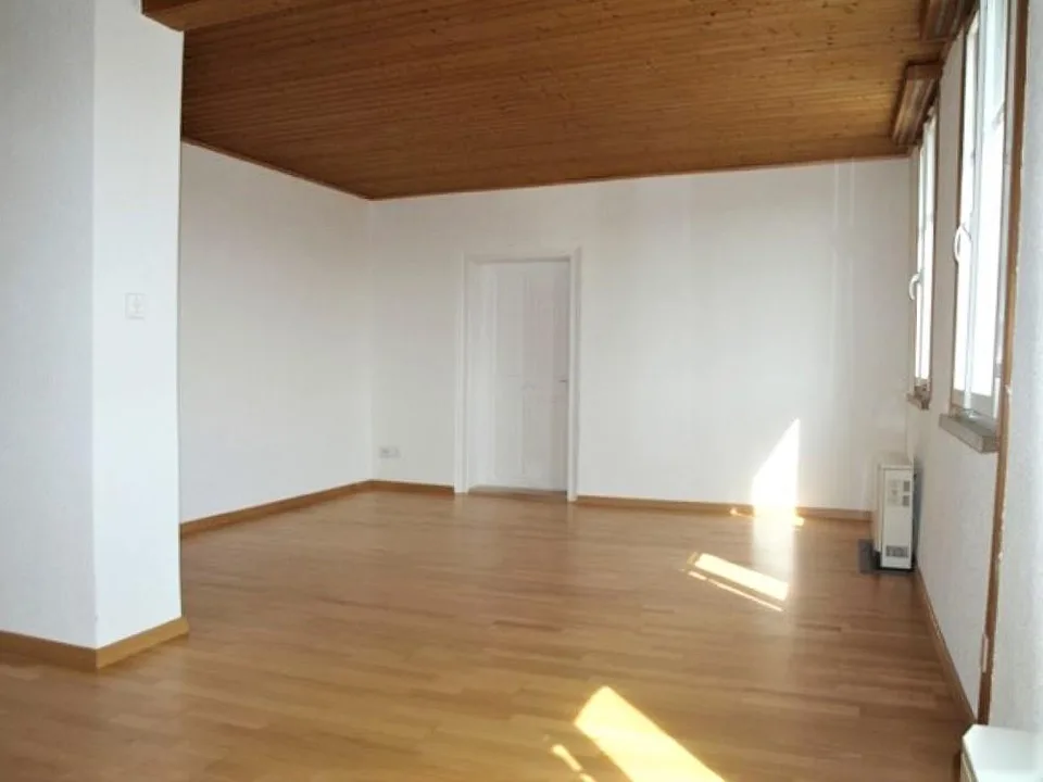Helle 3.5-Zimmer-Dachwohnung mit schöner Aussicht in Engelburg – photo 4 sur 8