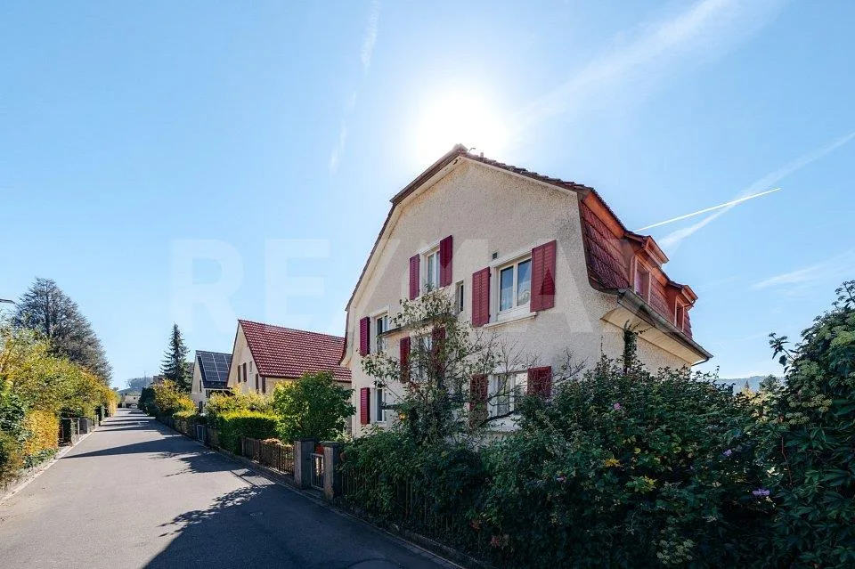 Maison mitoyenne de deux familles avec grand terrain et potentiel d'avenir – photo 2 sur 13