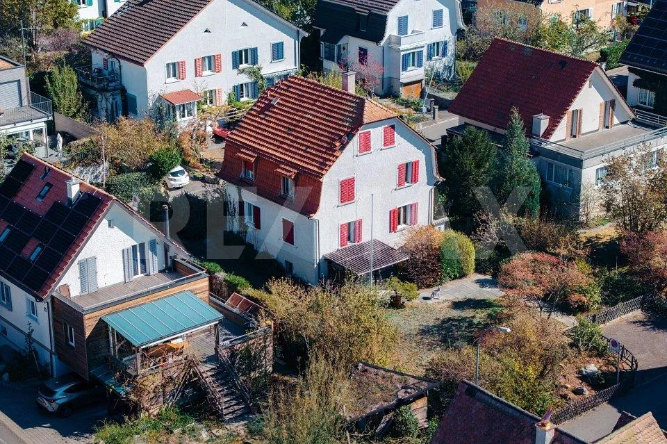 Maison mitoyenne de deux familles avec grand terrain et potentiel d'avenir – photo 3 sur 13
